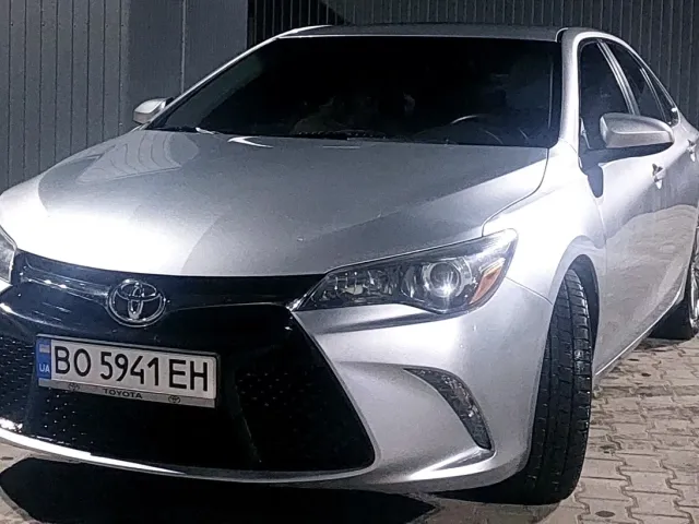 Toyota Camry - фото 1