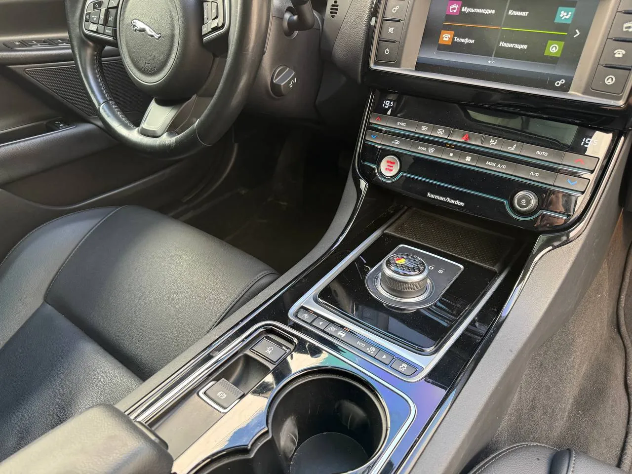 Jaguar XE - фото 14