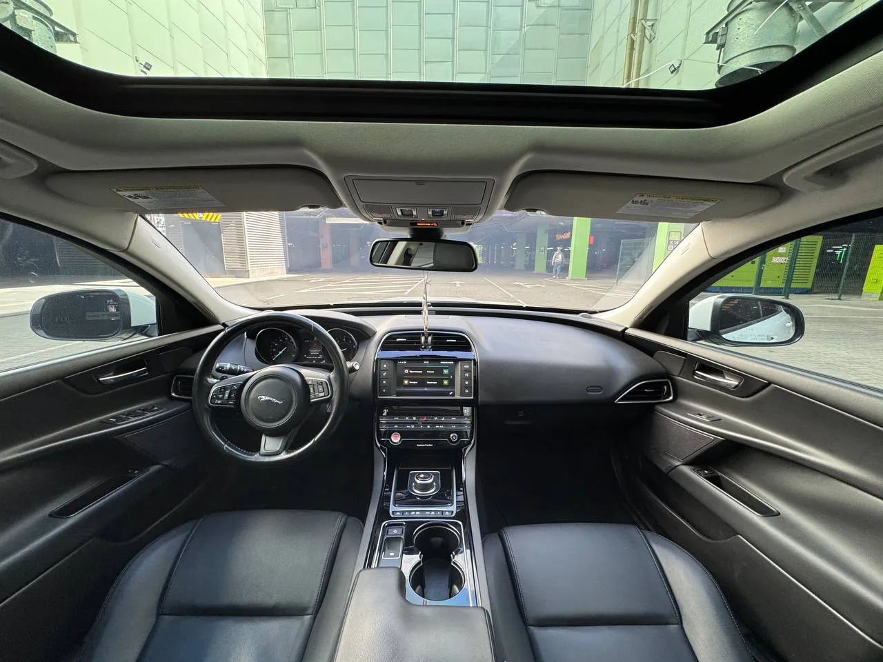 Jaguar XE - фото 12