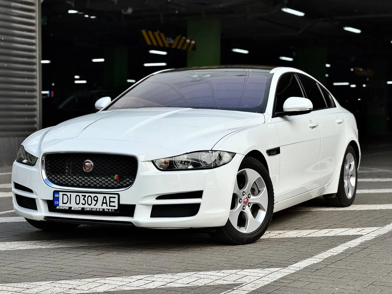 Jaguar XE - фото 1
