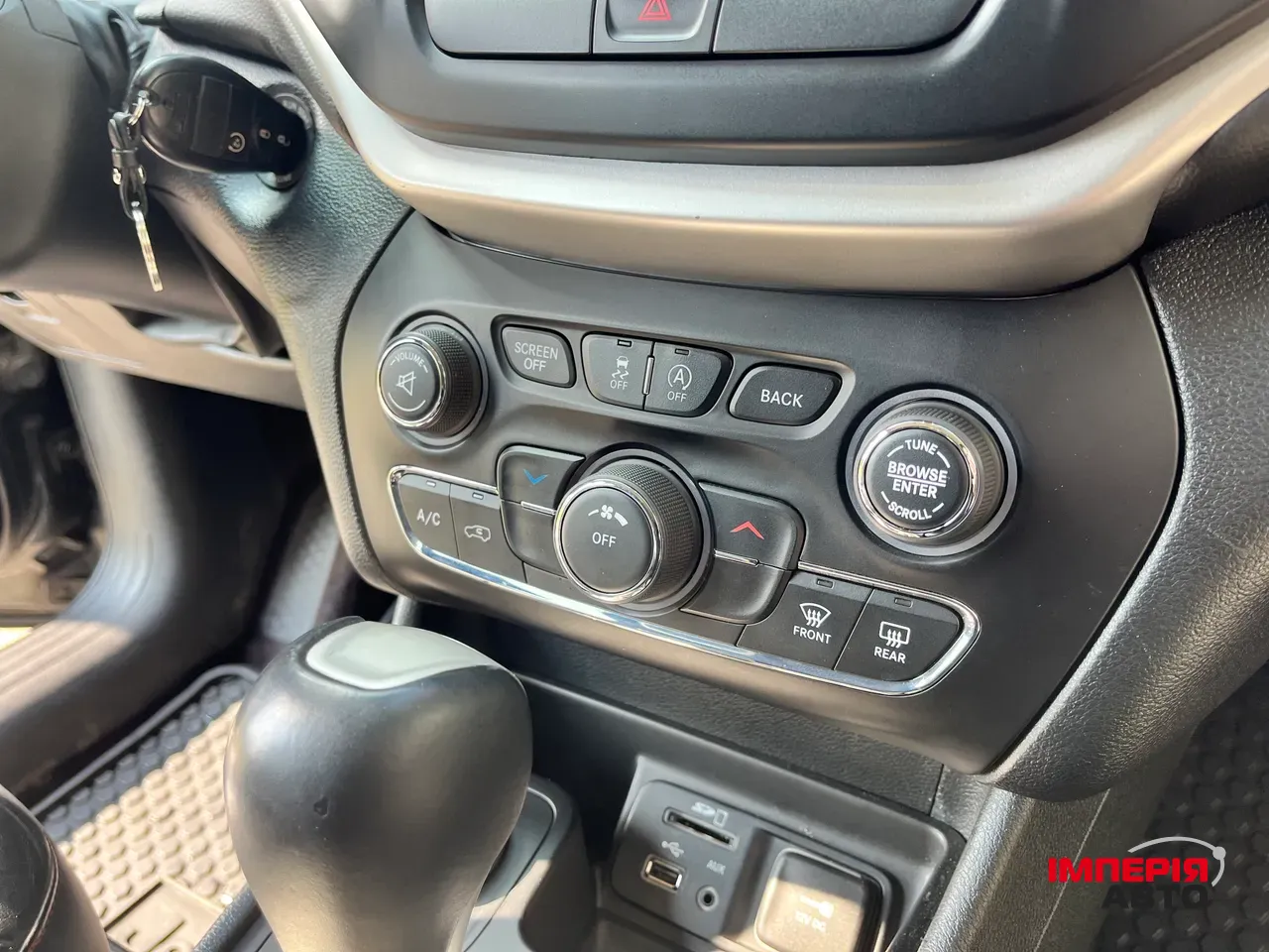 Jeep Cherokee - фото 16