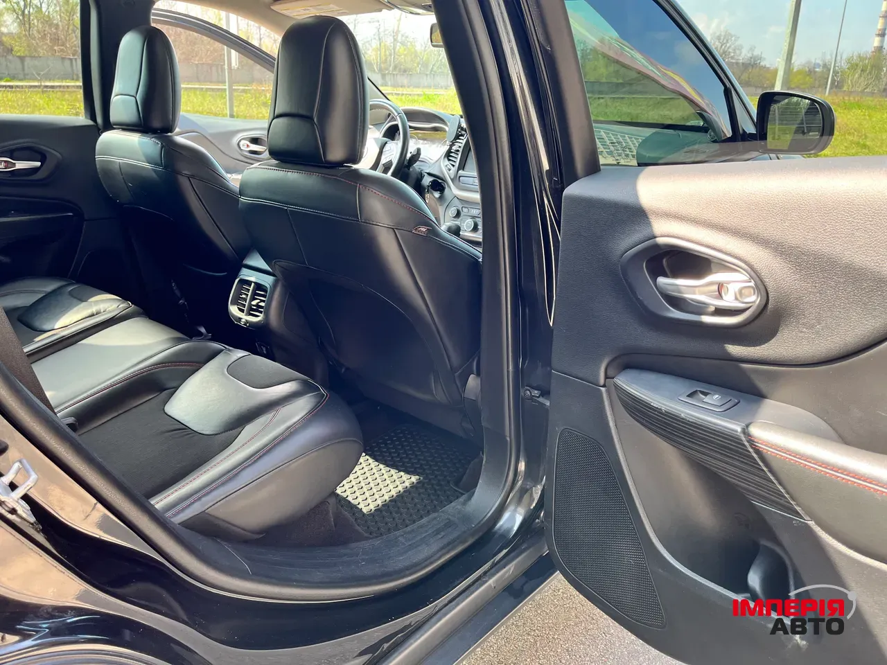 Jeep Cherokee - фото 12