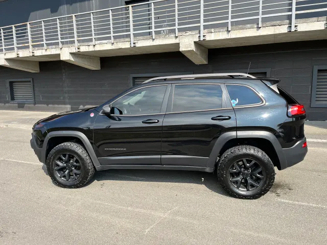 Jeep Cherokee - фото 4