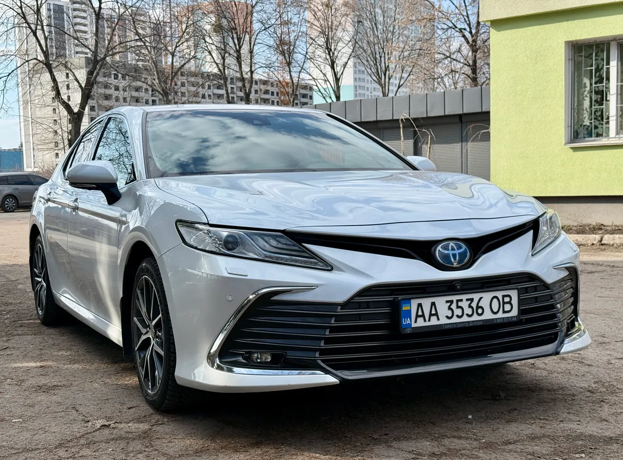 Toyota Camry - фото 1