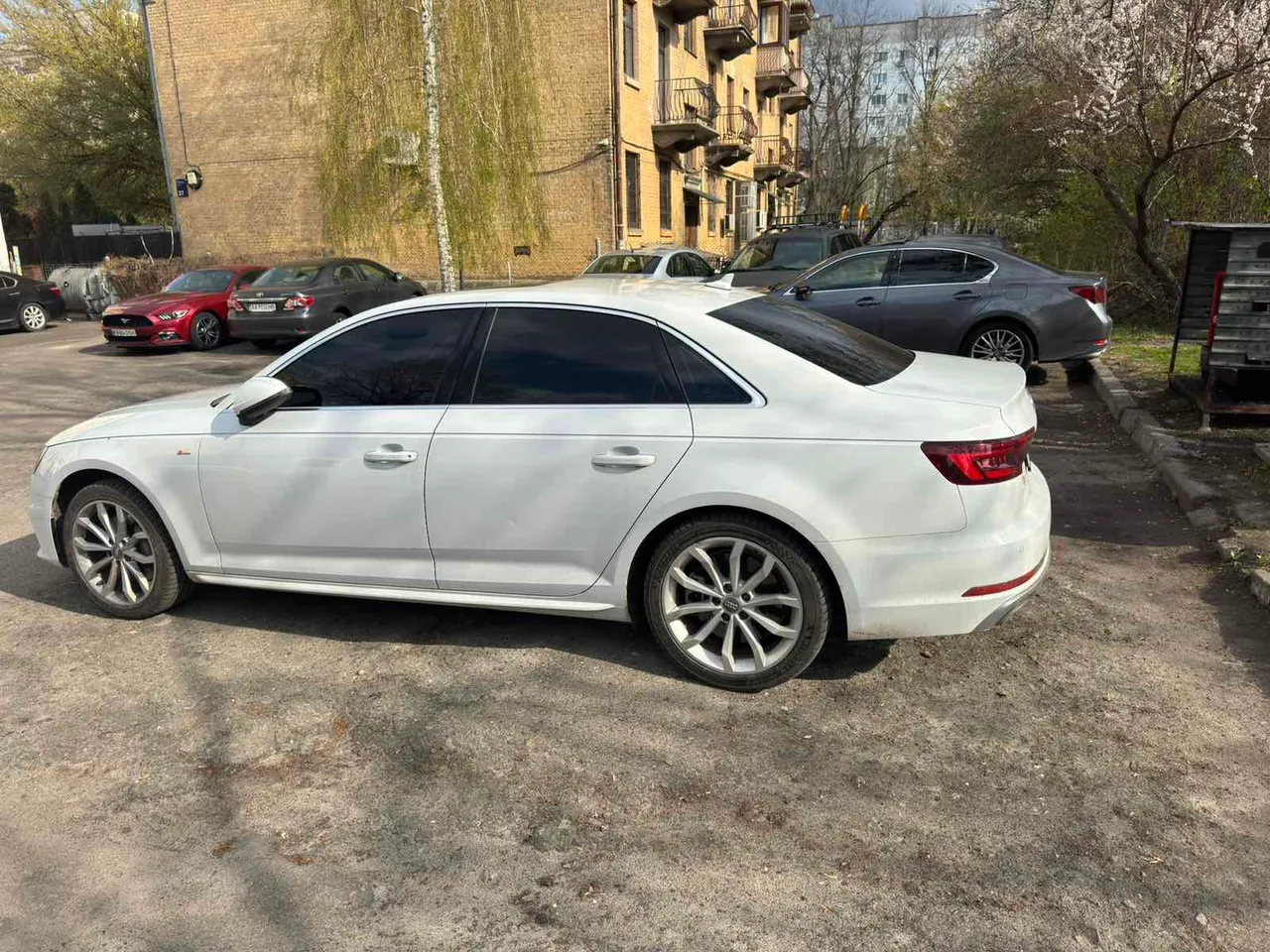 Audi A4 - фото 2