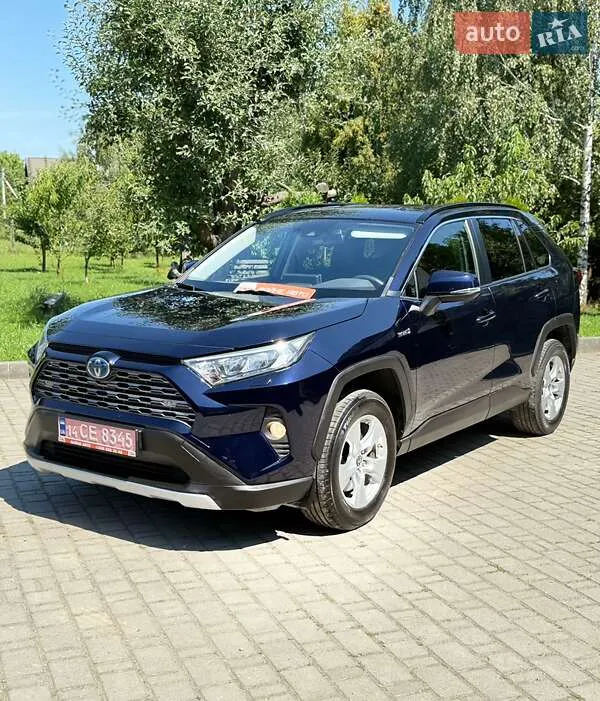 Toyota RAV4 - фото 1