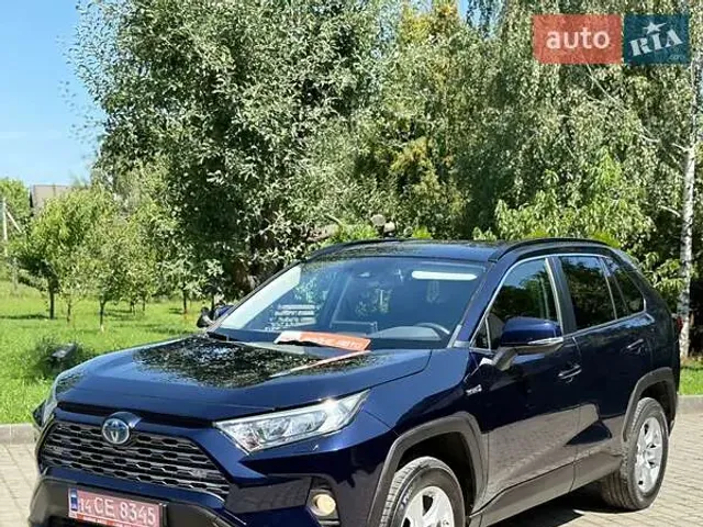 Toyota RAV4 - фото 1