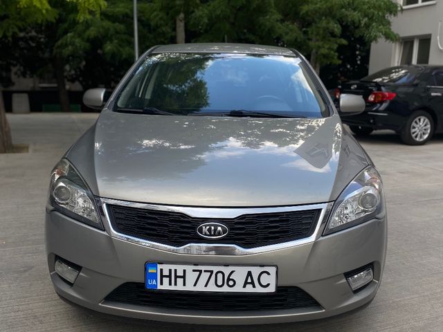 Kia Ceed - фото 1