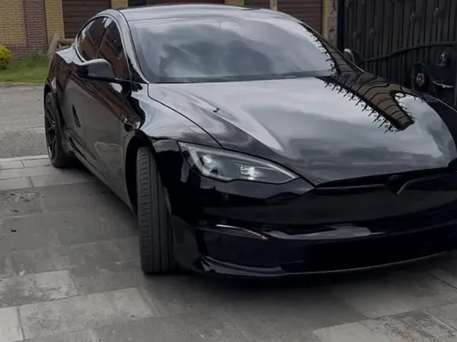 Tesla Model S - фото 1
