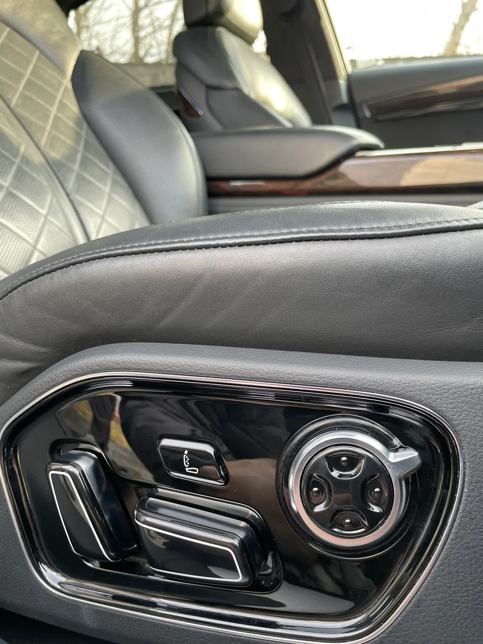 Audi A8 - фото 36