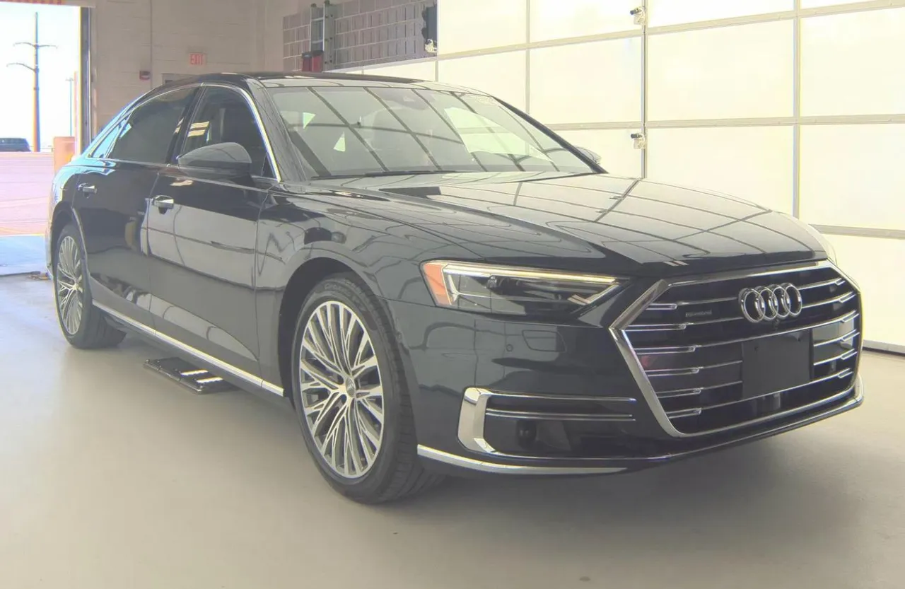 Audi A8 - фото 3