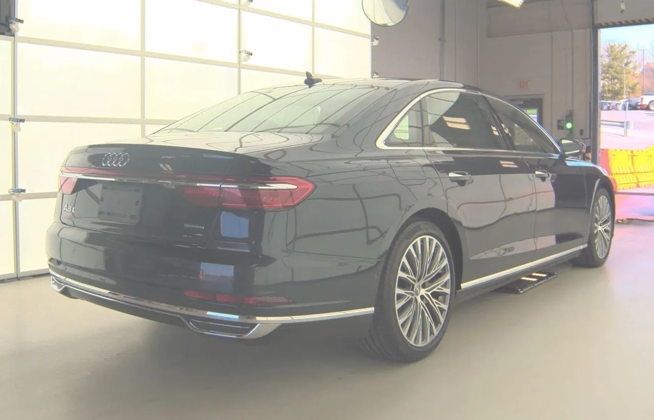 Audi A8 - фото 4