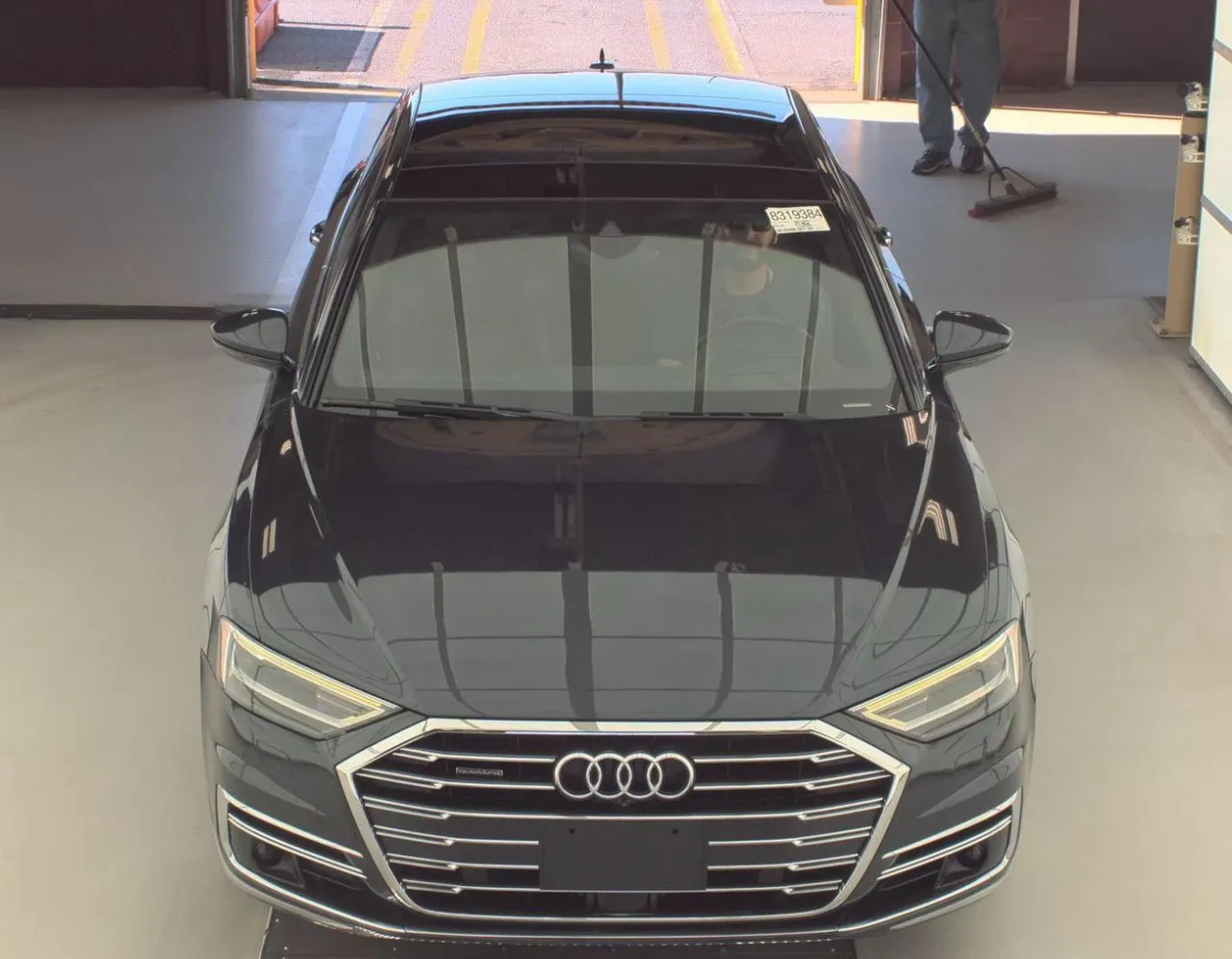 Audi A8 - фото 2
