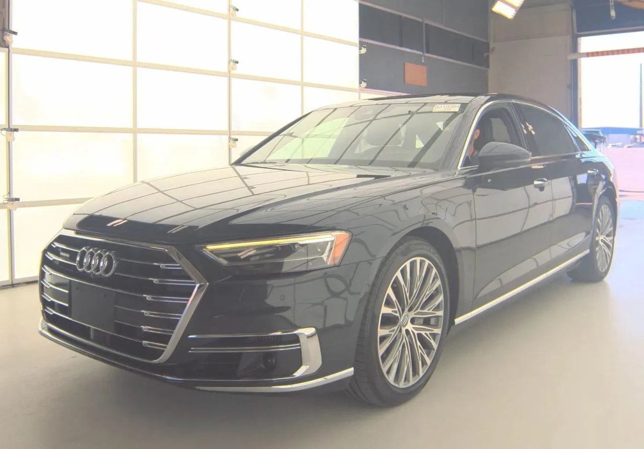 Audi A8 - фото 1