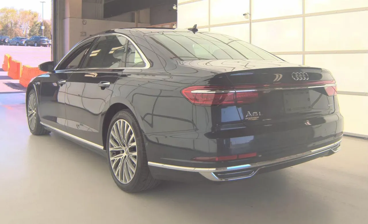 Audi A8 - фото 6