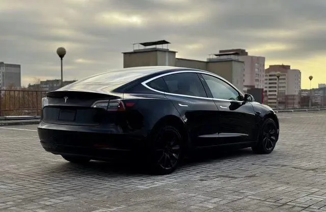 Tesla Model 3 - фото 6