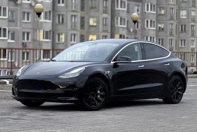 Tesla Model 3 - фото 1