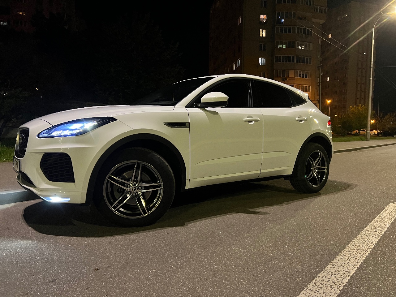 Jaguar E-Pace - фото 15