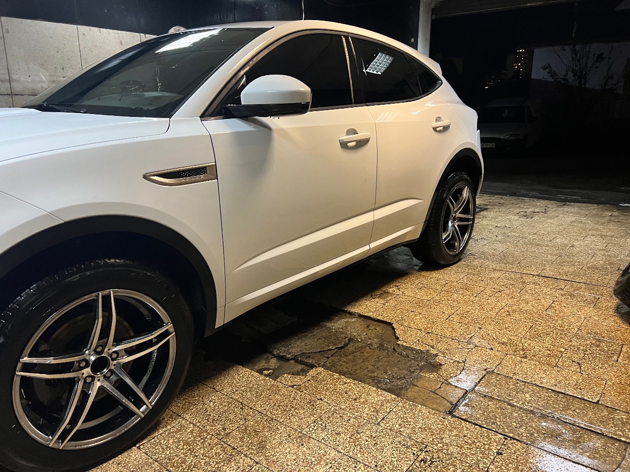 Jaguar E-Pace - фото 9