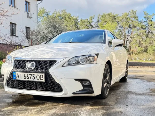 Lexus CT - фото 1
