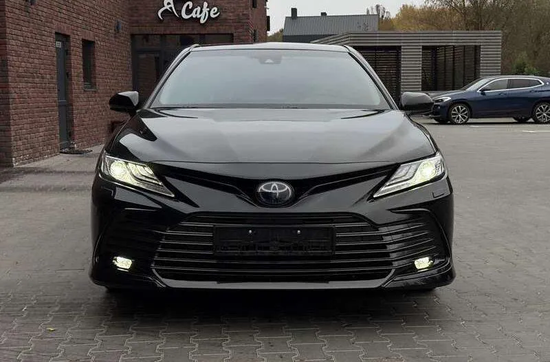 Toyota Camry - фото 1