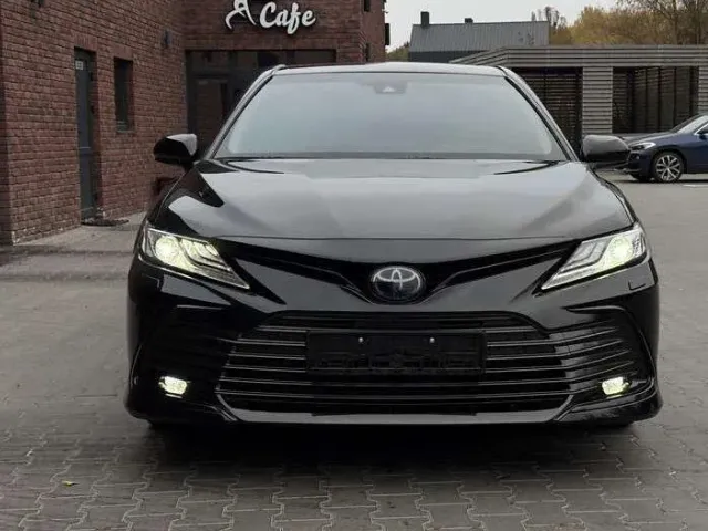 Toyota Camry - фото 1