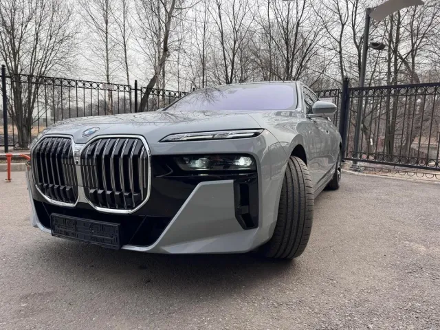BMW 7 серії - фото 1