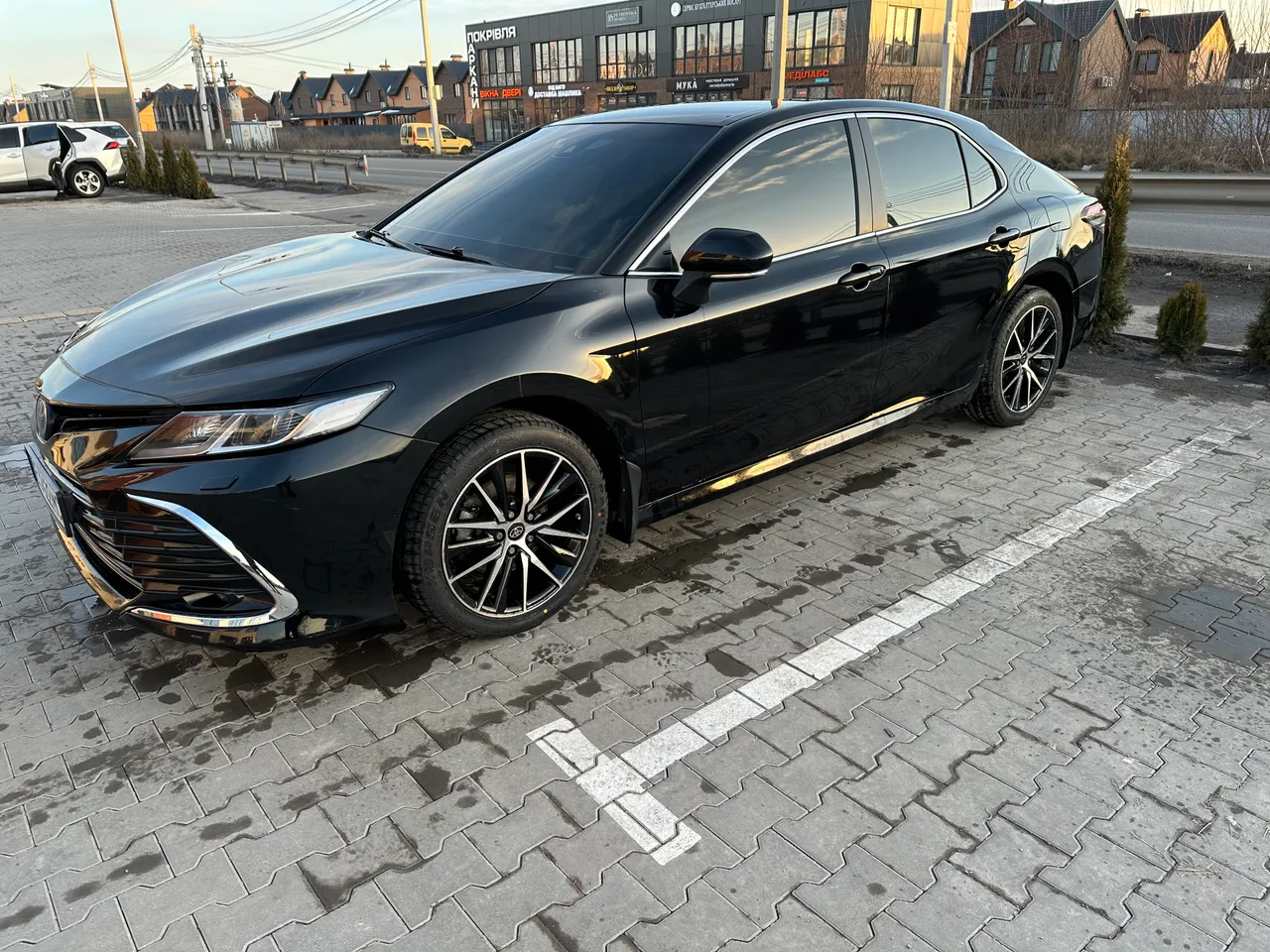 Toyota Camry - фото 1