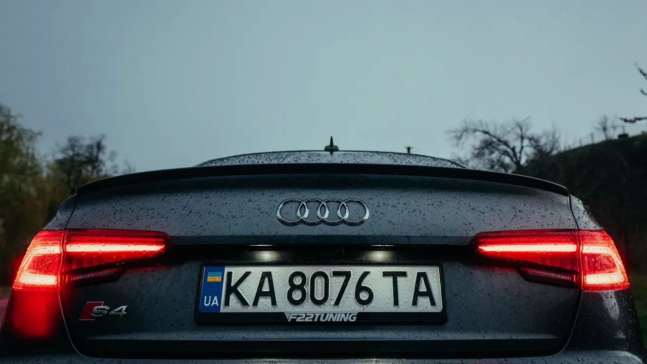 Audi S4 - фото 8