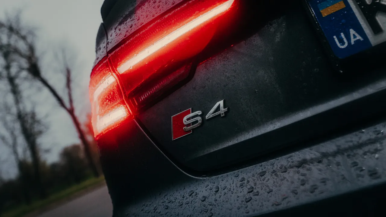 Audi S4 - фото 9