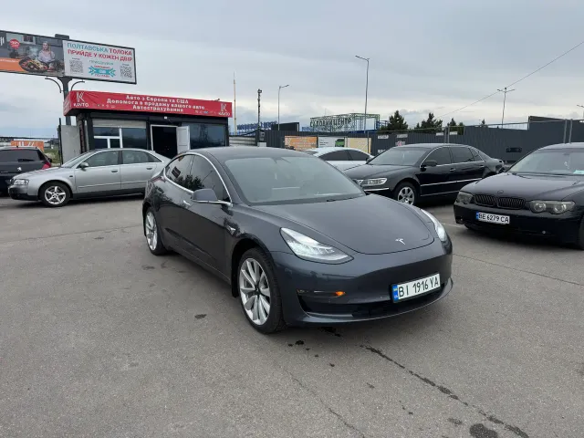 Tesla Model 3 - фото 1