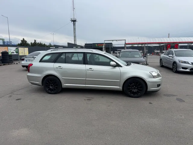 Toyota Avensis - фото 4