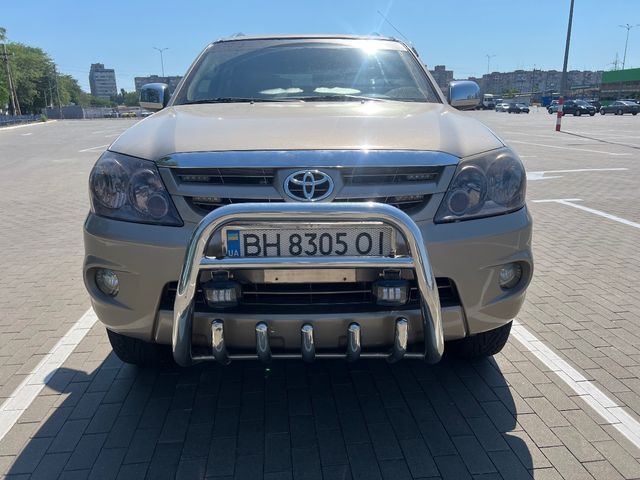 Toyota Fortuner - фото 1