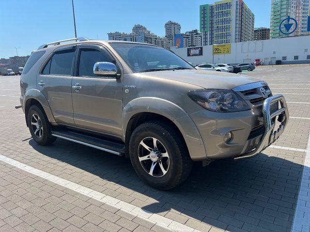 Toyota Fortuner - фото 4