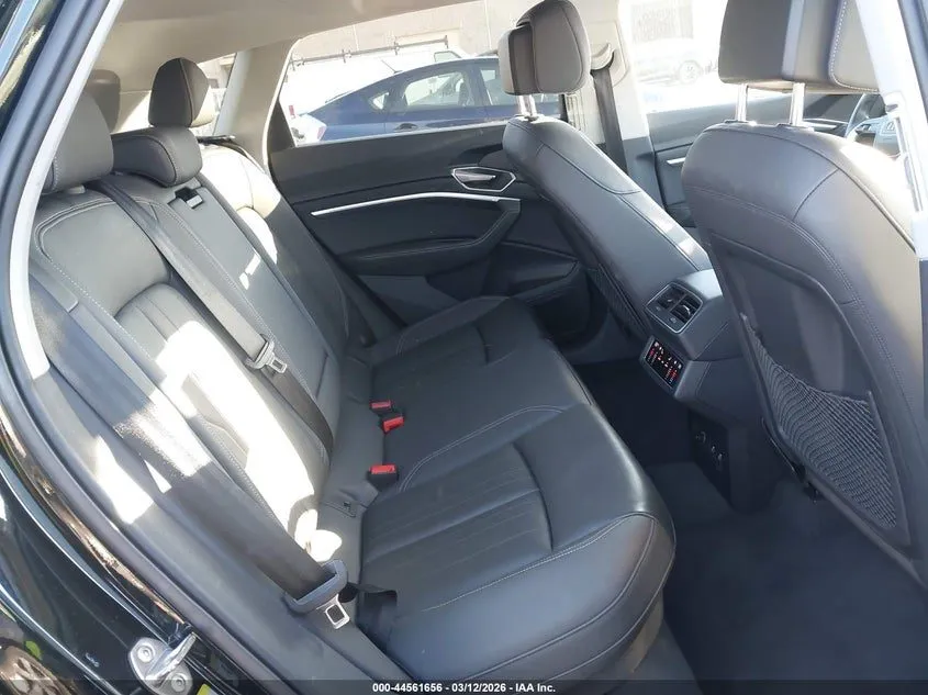 Audi e-tron - фото 10