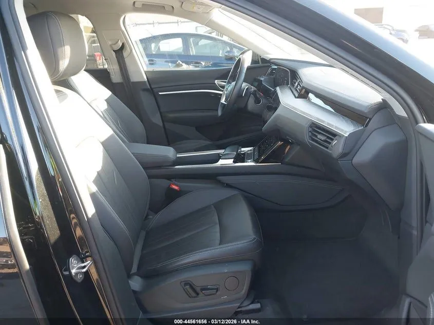 Audi e-tron - фото 7