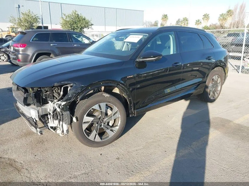 Audi e-tron - фото 3