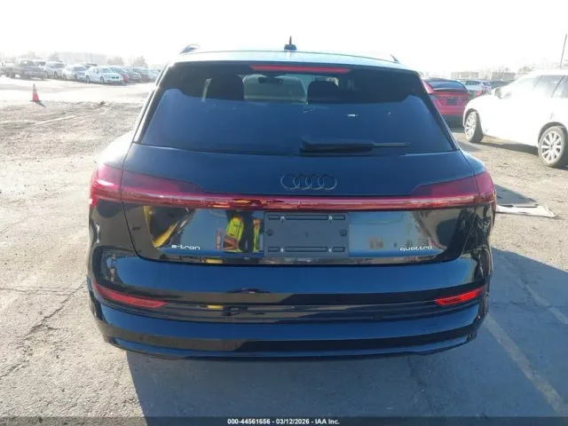 Audi e-tron - фото 5