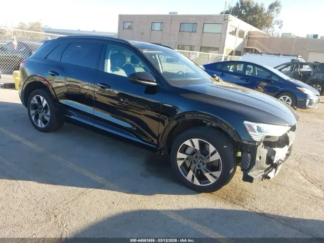 Audi e-tron - фото 1