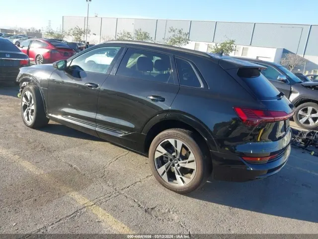 Audi e-tron - фото 4