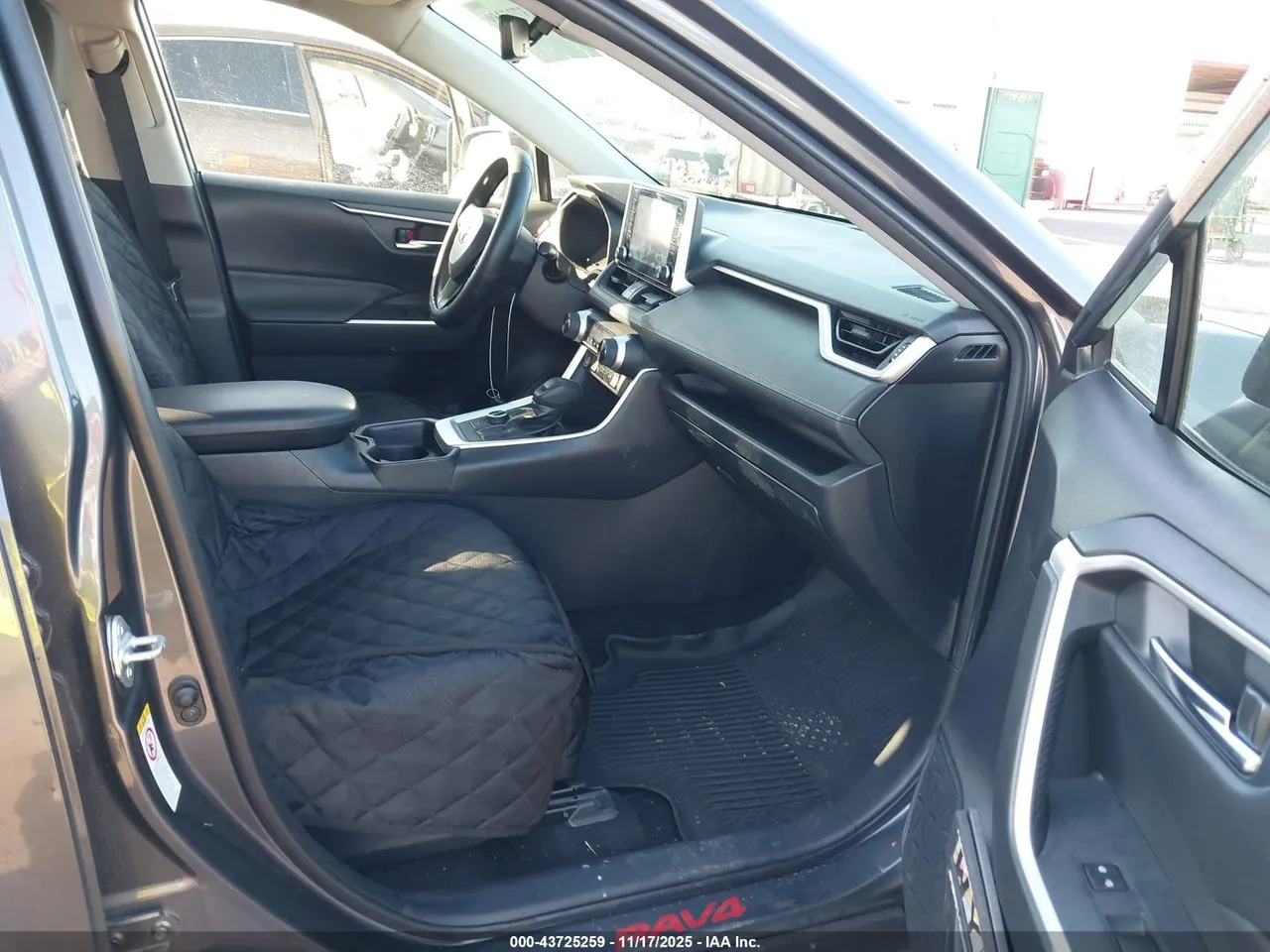 Toyota RAV4 - фото 7