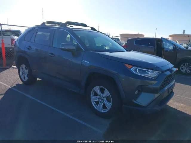 Toyota RAV4 - фото 1