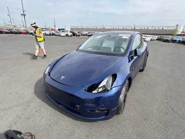 Tesla Model Y - фото 1