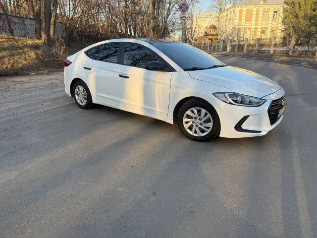 Hyundai Elantra - фото 1