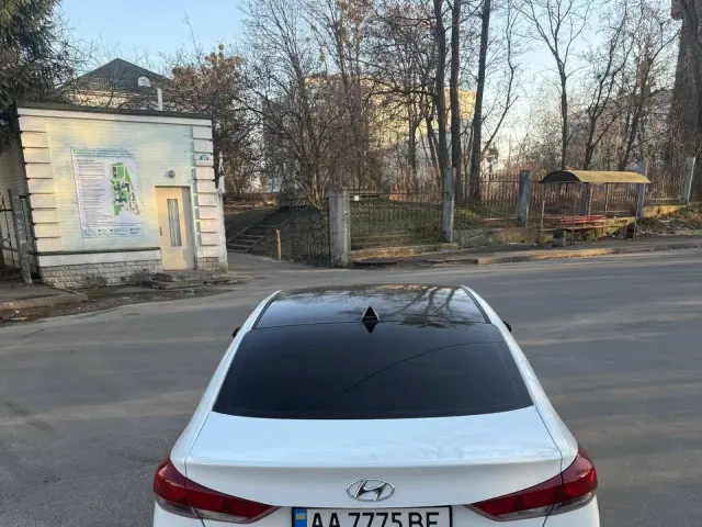 Hyundai Elantra - фото 3
