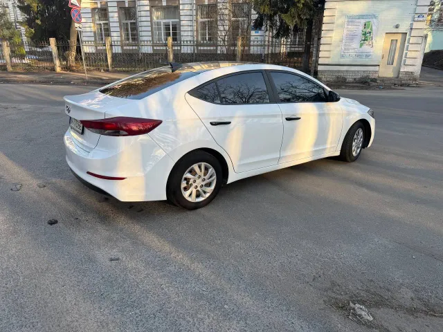 Hyundai Elantra - фото 4