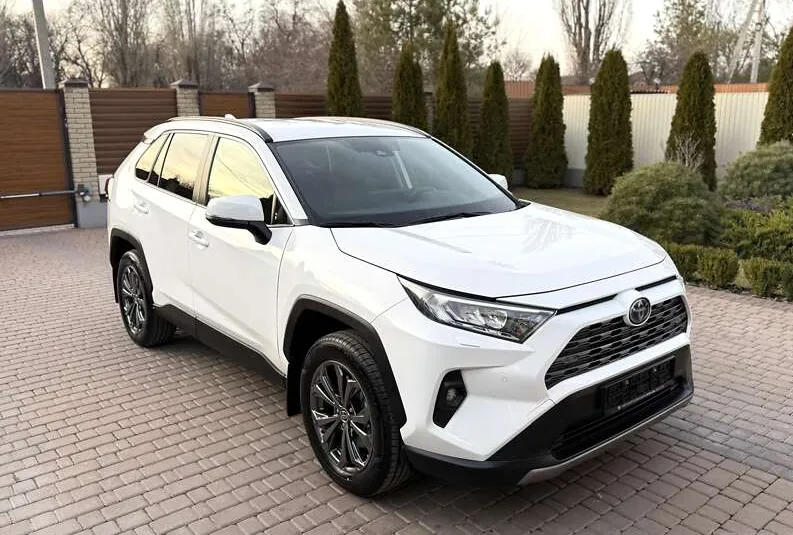 Toyota RAV4 - фото 1