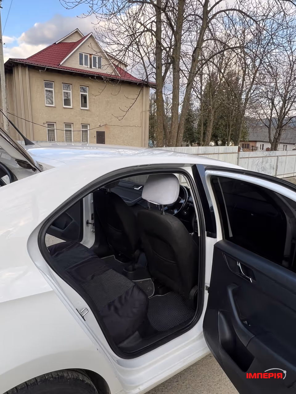 Skoda Rapid - фото 12