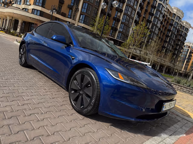 Tesla Model 3 - фото 1