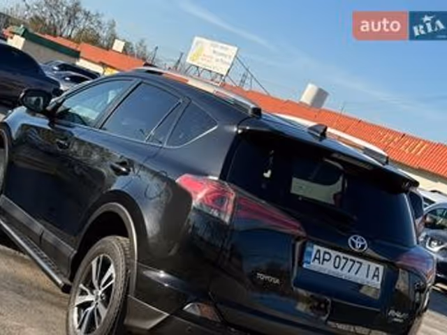 Toyota RAV4 - фото 1